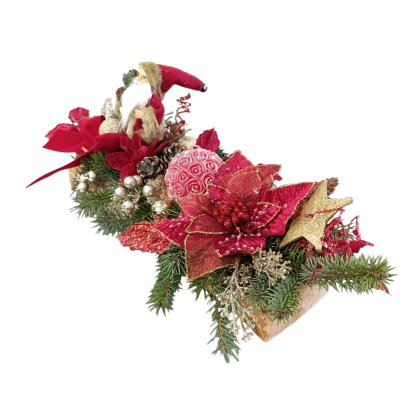 Arranjo de Natal com flores vermelhas, bola decorativa, estrela dourada e figura de Pai Natal