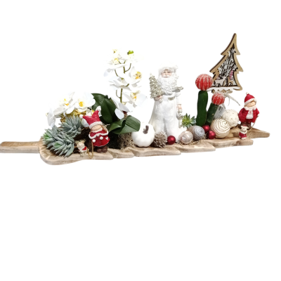 Arranjo decorativo natalício com Papai Noel, flores e suculentas sobre base de madeira