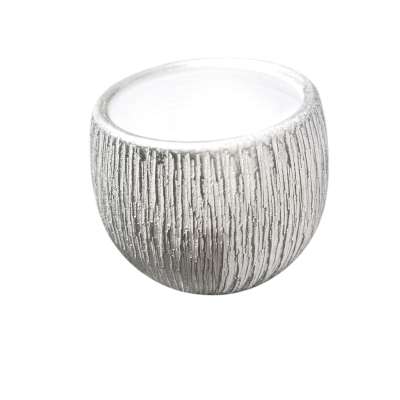 Anel largo prateado com textura riscada vertical