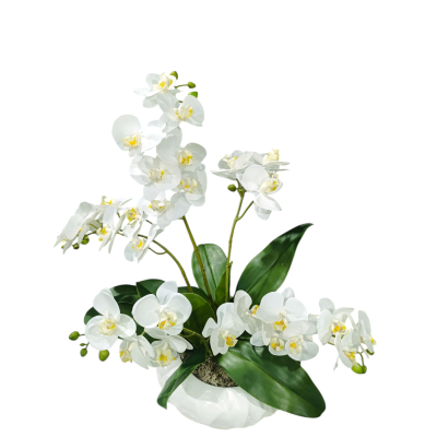Arranjo artificial de orquídeas brancas com folhas verdes em vaso branco