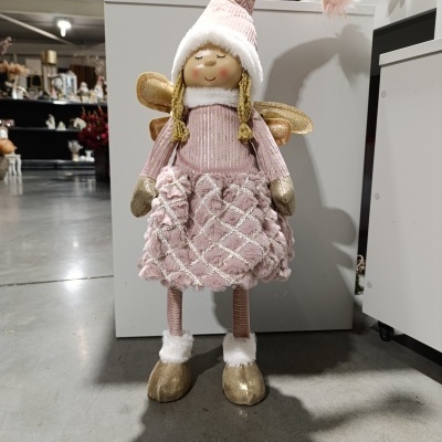 Boneca decorativa rosa com vestido de malha e asas douradas