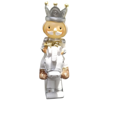Figura decorativa de rei montado em cavalo branco com coroa prateada