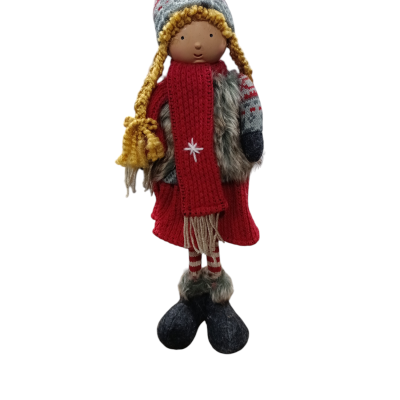 Boneca decorativa vestida com roupas de inverno e botas pretas.