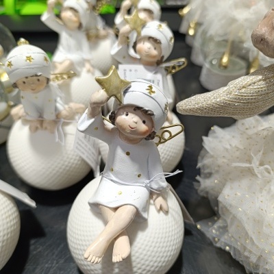 Figuras decorativas de anjinhos brancos com estrelas douradas