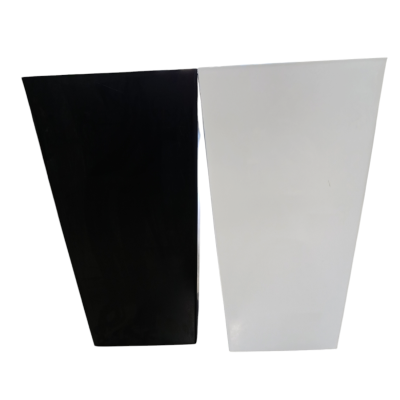 Dois recipientes trapezoidais, um preto e um branco, lado a lado