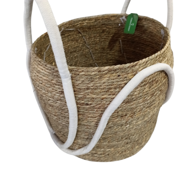 Cesto de fibras naturais com alças brancas e etiqueta verde