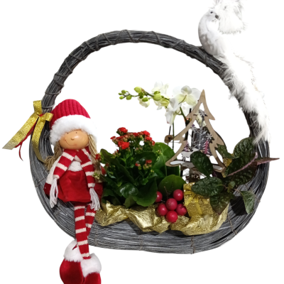 Cesto cinzento com plantas e decoração natalícia de boneca e ovelha branca