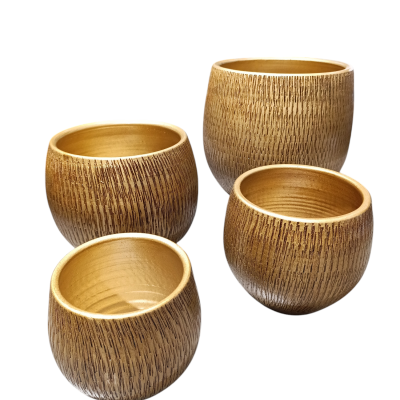 Conjunto de quatro vasos redondos em cerâmica castanhos com padrão riscado