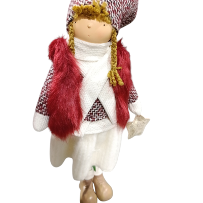 Boneco decorativo com casaco vermelho felpudo e chapéu com padrão vermelho e branco