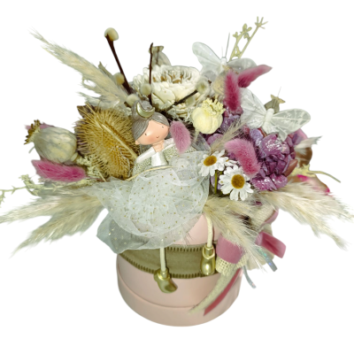 Arranjo floral decorativo com flores secas e figura de fada numa caixa rosa redonda