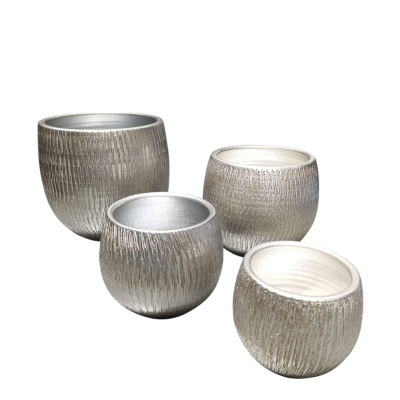 Conjunto de quatro vasos de cerâmica texturizados em tons neutros