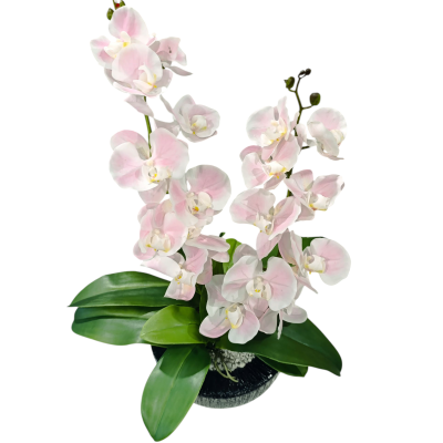 Orquídea artificial em vaso preto com flores brancas e cor-de-rosa e folhas verdes