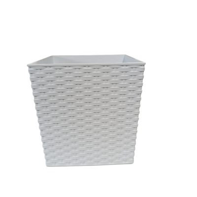 Cesto quadrado branco com padrão trançado de plástico.