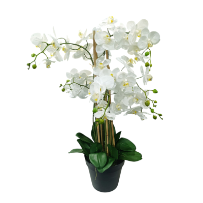 Orquídea artificial branca em vaso preto com suporte de bambu