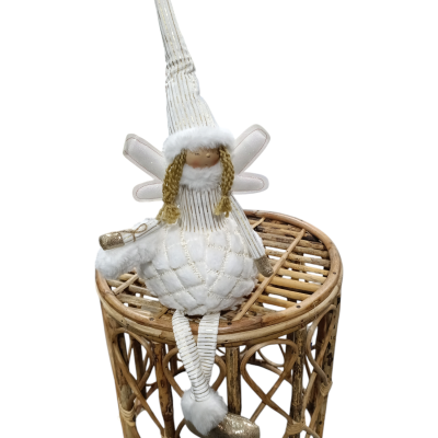 Boneca de Natal anjo branca dourada sentada em banco de bambu