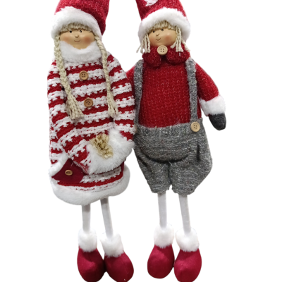 Dois bonecos decorativos de Natal com roupas em tricô, chapéus vermelhos e botas vermelhas