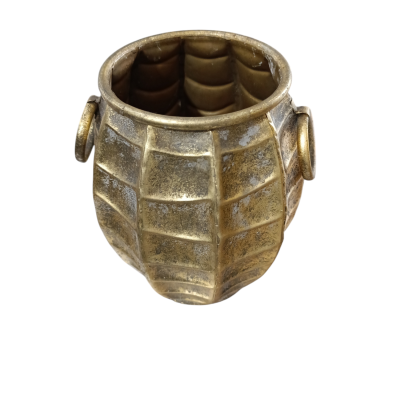 Vaso decorativo em metal dourado com textura geométrica e argolas laterais
