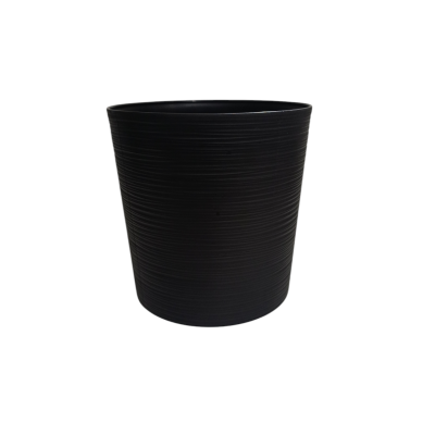 Vaso preto texturizado em fundo branco.