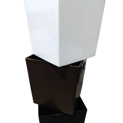 Três floreiras quadradas empilhadas com cores branca, castanha escura e preta, acabamento brilhante