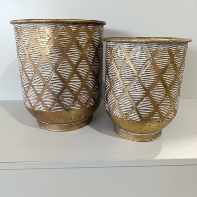 Dois vasos metálicos decorativos com padrão geométrico dourado e branco