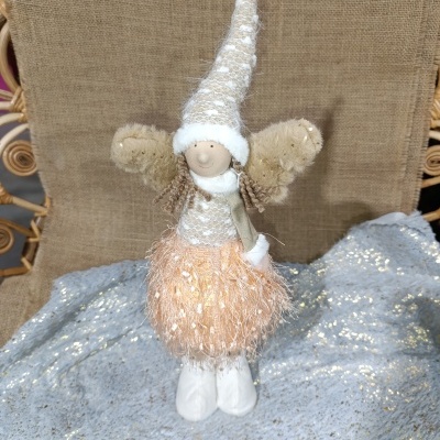 Anjo decorativo têxtil bege, branco e rosa com vestido felpudo e chapéu pontiagudo