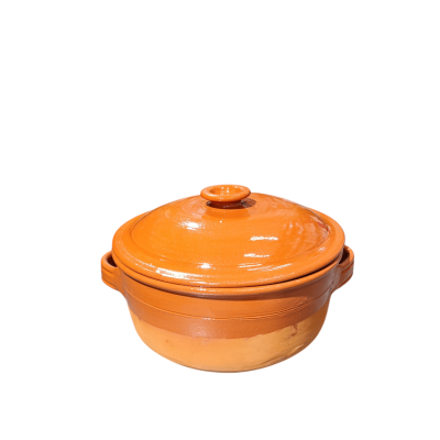 Caçarola de barro castanho alaranjado com tampa e pegas laterais