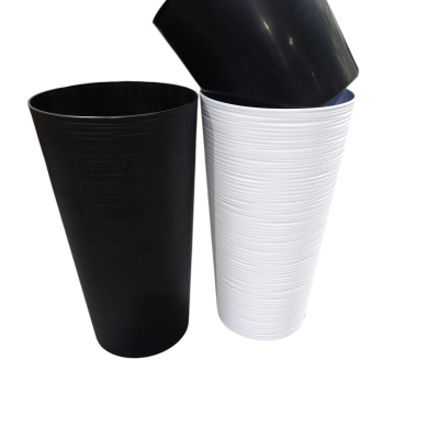 Três vasos cilíndricos altos em preto e branco com textura lisa