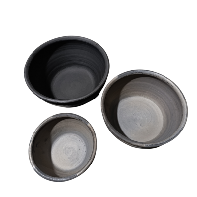 Três tigelas de cerâmica cinza e preto vistas de cima