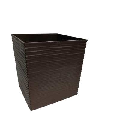 Vaso quadrado castanho de plástico com textura ondulada.