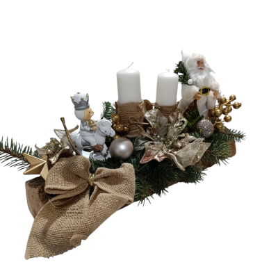 Arranjo de Natal com velas, figuras decorativas e elementos naturais