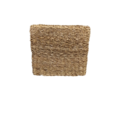 Cesto quadrado de fibras naturais com textura rústica