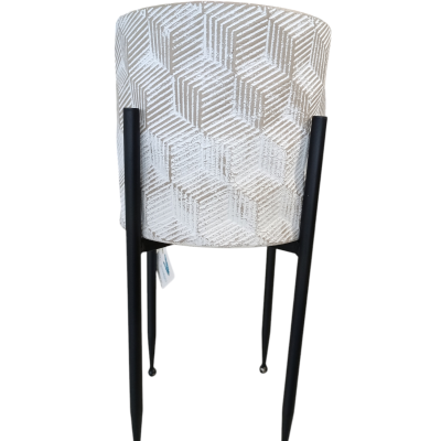 Cadeira moderna cinza com padrão geométrico e pernas pretas