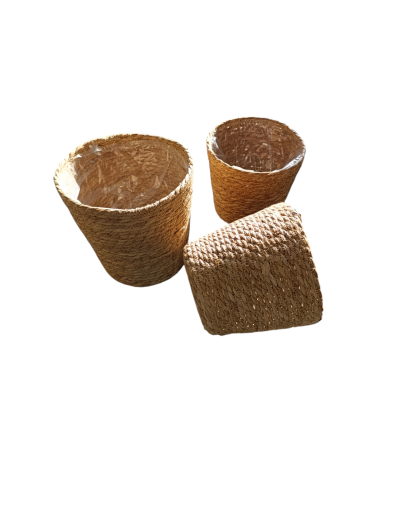 Três vasos decorativos em ráfia castanha com interior plástico transparente