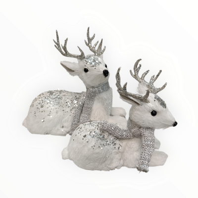 Duas decorações de renas brancas com brilho e cachecóis prateados