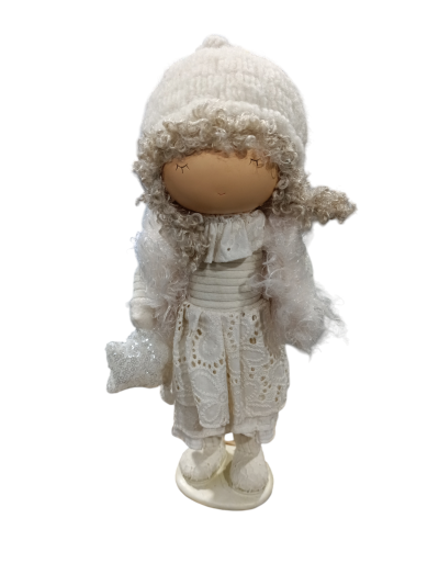 Boneca decorativa vestida de branco e bege com gorro, cabelo encaracolado e segurando estrela prateada