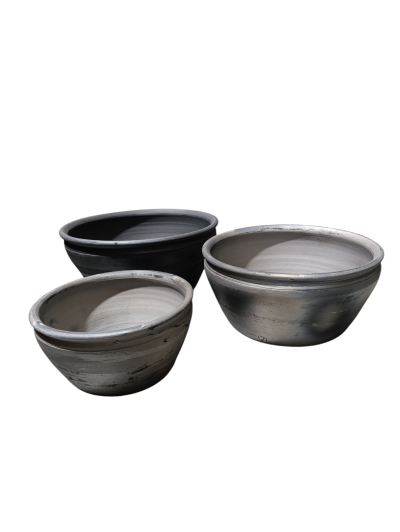 Três tigelas de cerâmica cinzentas e pretas em fundo branco
