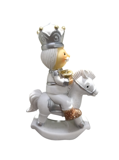 Estatueta de rei a cavalo branco com coroa prateada e detalhes dourados