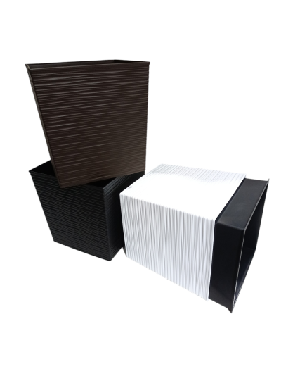 Três vasos quadrados em plástico estriado castanho, preto e branco