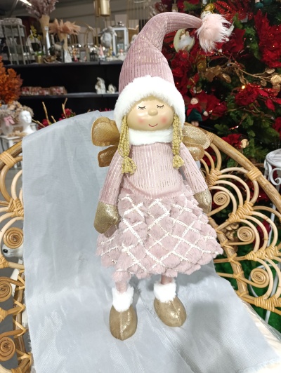 Boneca decorativa Natal rosa com touca e asas douradas sentada em cadeira de verga