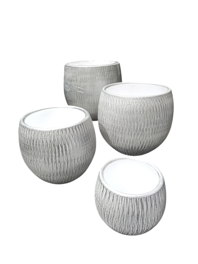Conjunto de quatro vasos cinzentos texturizados com aberturas brancas