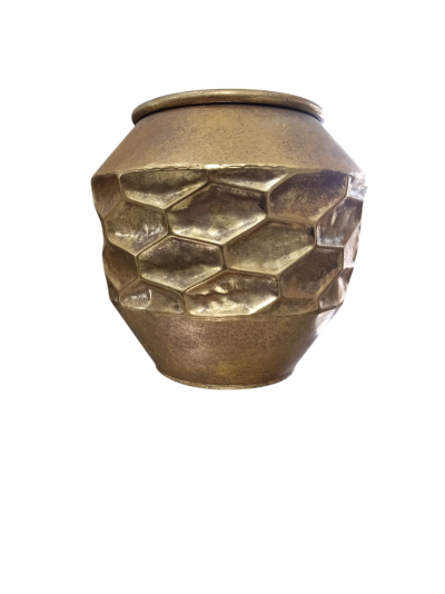 Vaso dourado com relevo hexagonal em fundo branco