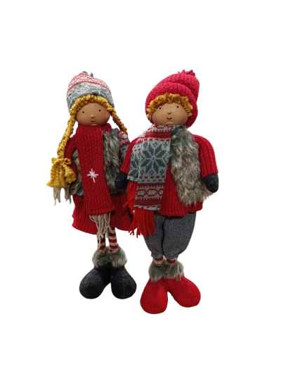 dois bonecos decorativos de inverno com roupas vermelhas e cinzentas e cachecóis