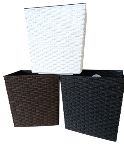 Três cestos quadrados de plástico com padrão de vime em branco, castanho escuro e preto