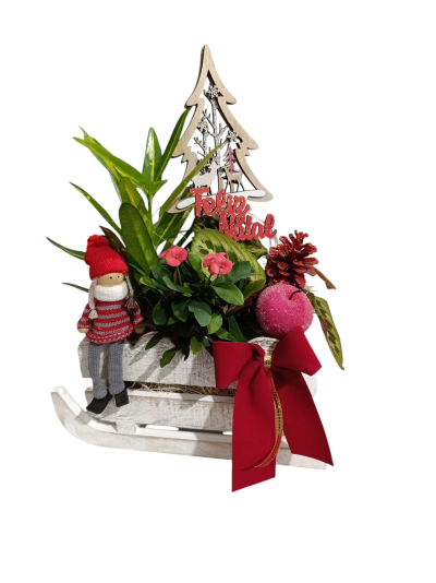 Arranjo decorativo de Natal com trenó, plantas, flores, enfeites vermelhos e boneco em malha.
