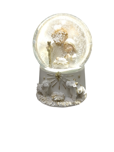 Globo de neve com presépio de Natal dentro e base decorativa branca com ovelhas douradas.