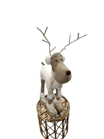 Boneco decorativo de rena em tecido branco e castanho com galhos rústicos como chifres em banco de vime