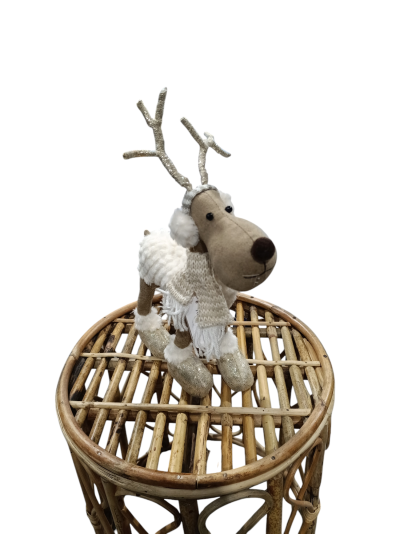 Boneco de rena decorativa em tecido bege sobre banquinho de vime trançado