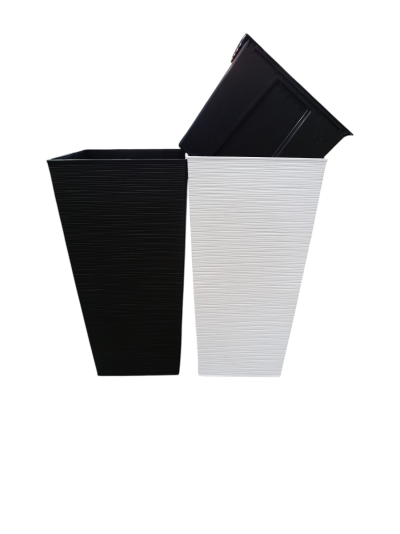 Dois vasos quadrados altos texturizados, um preto e um branco, com vaso preto inclinado dentro do branco.