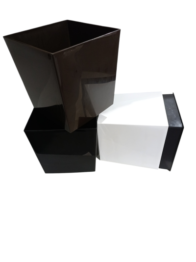 Três contentores quadrados em plástico, dois pretos e um branco