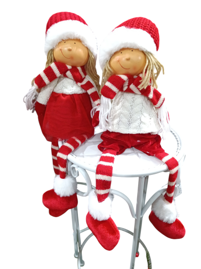 Duas bonecas decorativas de Natal com roupas vermelhas e brancas sentadas numa cadeira branca